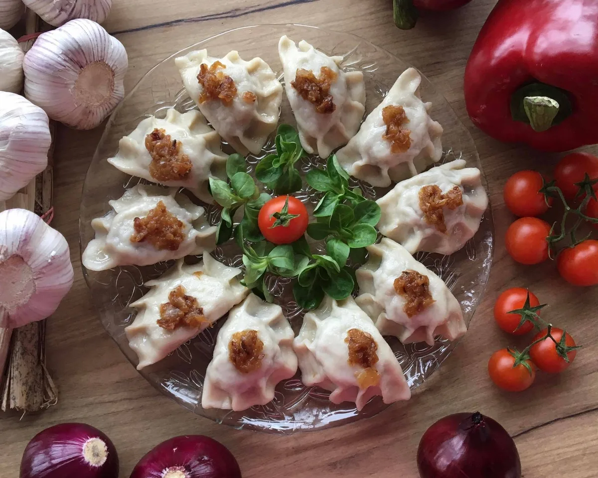 Pierogi z kaszą gryczaną i wątróbką (8 szt.) z okrasą z cebuli