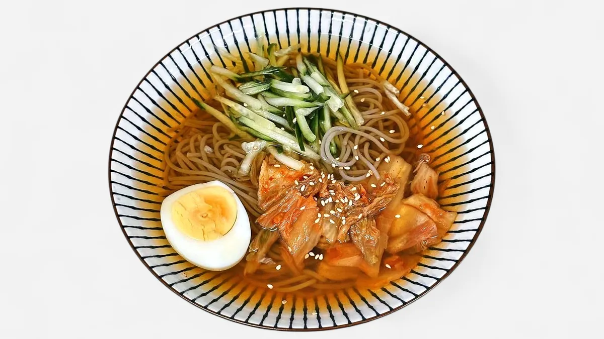 Korealaiset Kylmät tattarinuudelit liemessä /韩国冷面 🌶️