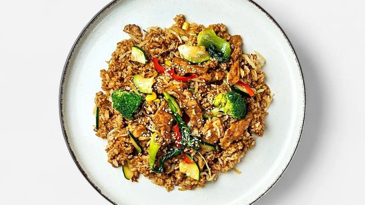 Paistettu riisi  and päivän kasvikset 8eri.  炒饭