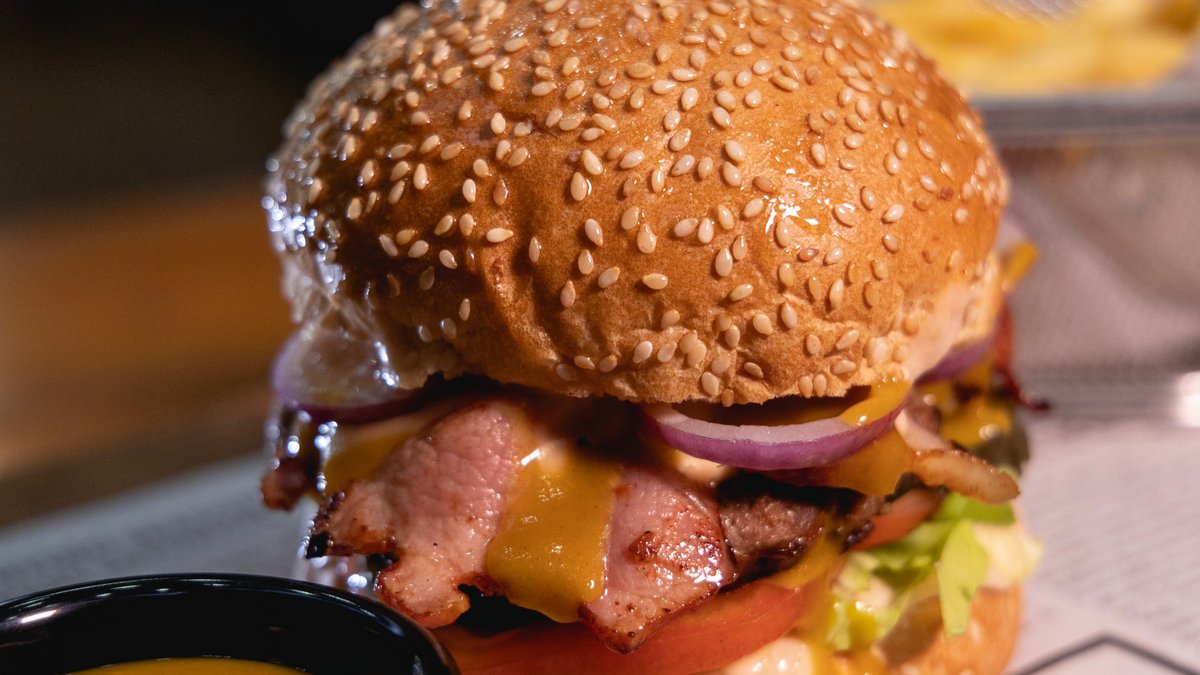 Bacon burger and pomfrit
