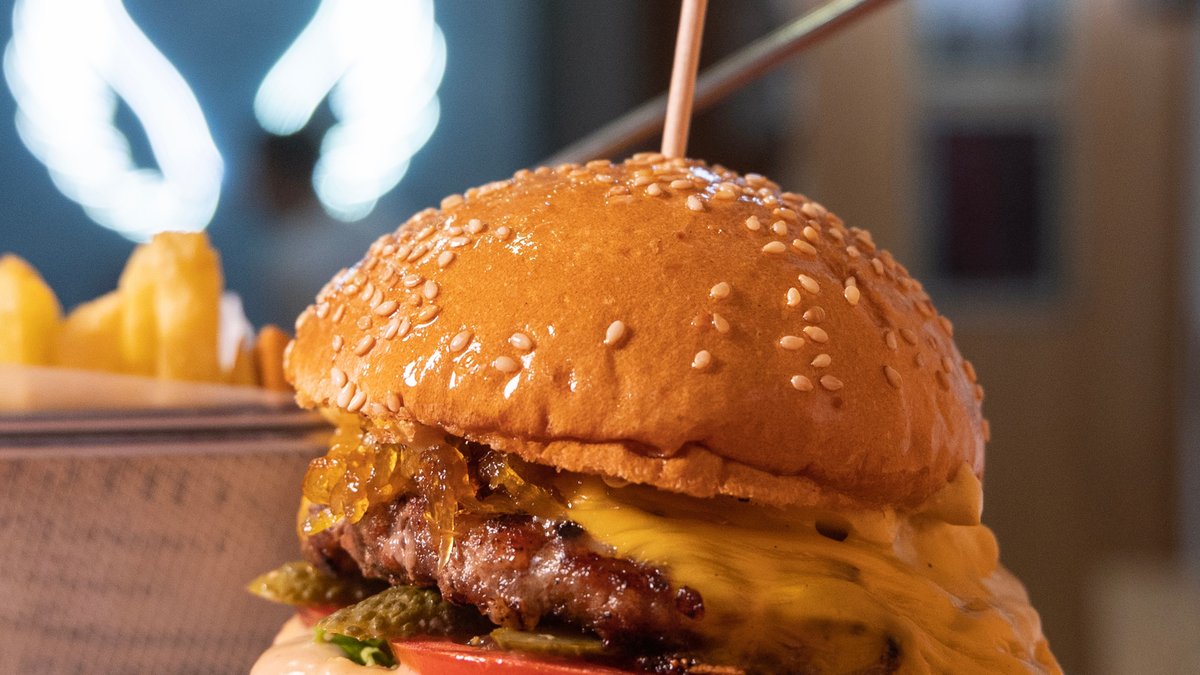 Cheese burger and pomfrit