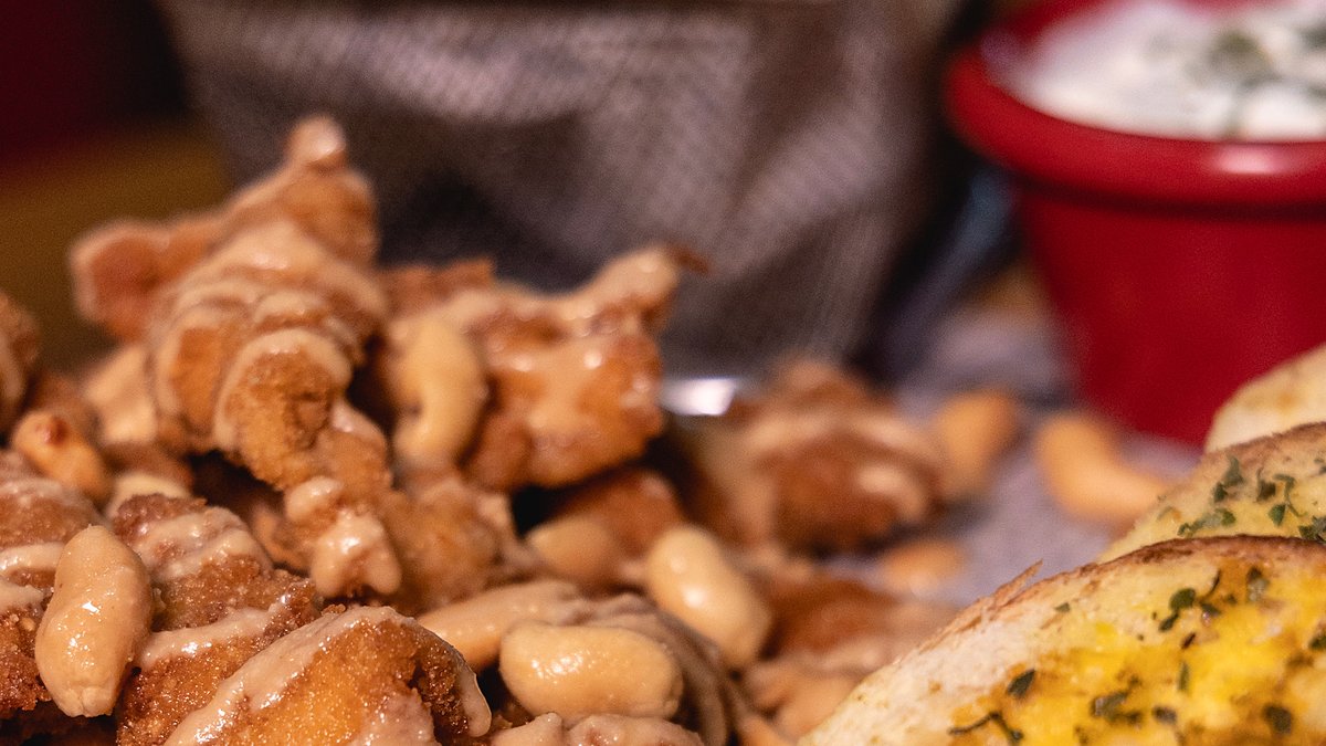Chicken peanuts pileća korpa srednja