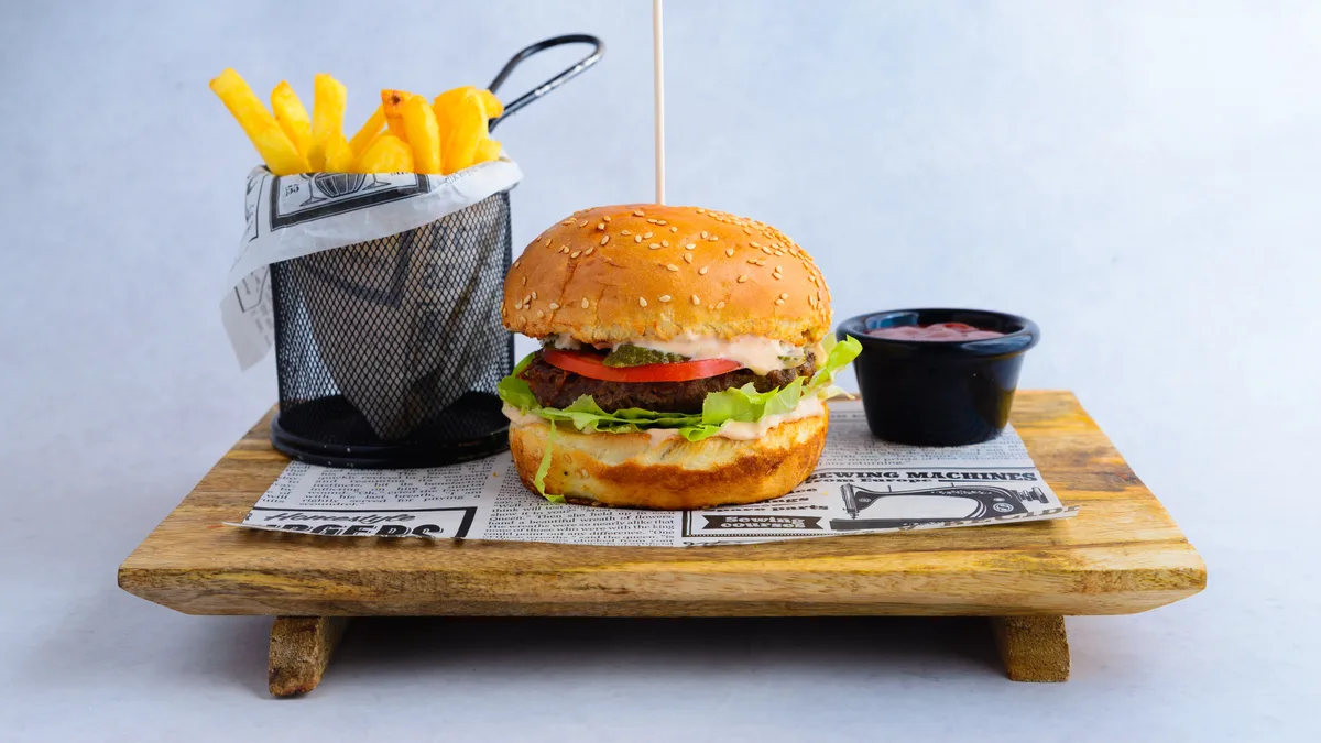 Classic burger and pomfrit