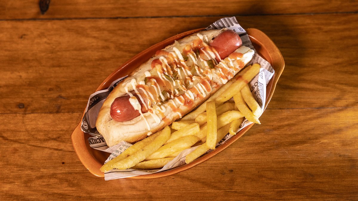 Classic hot dog and pomfrit
