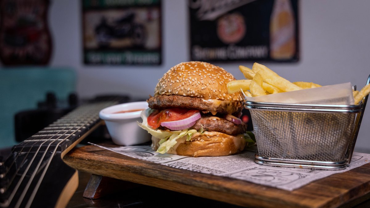 Double Decker burger and pomfrit