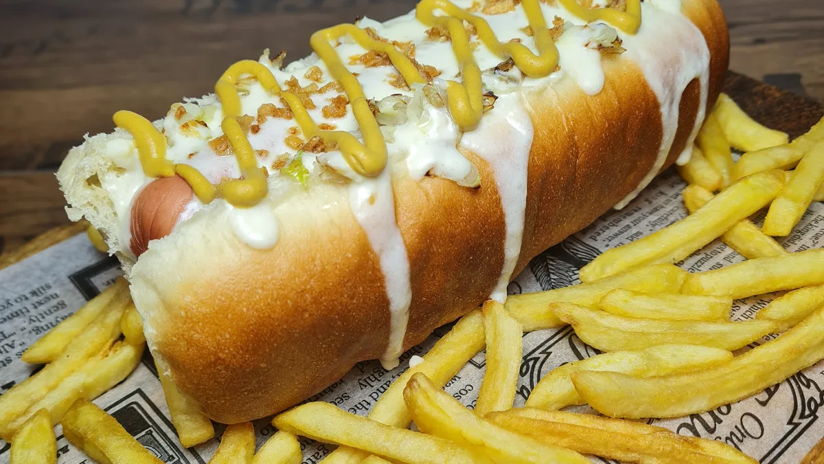 Squizzy cheese hot dog and pomfrit