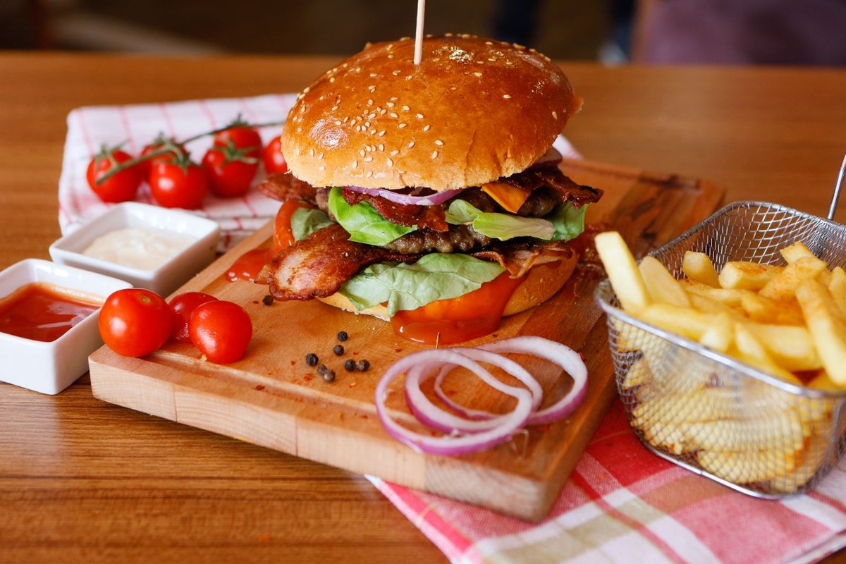 Red Church Royal Burger + pomfrit