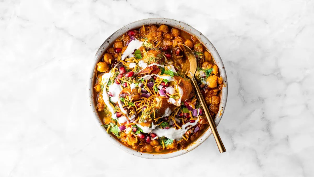 Samosa chaat (V)