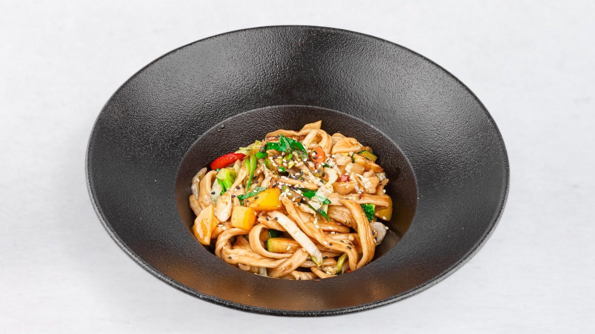 Domači udon rezanci z zelenjavo