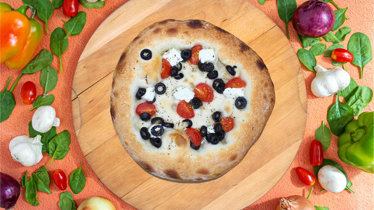 Focaccia z pomidorkami koktajlowymi, fetą i oliwkami