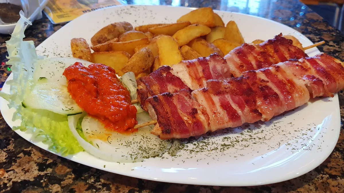Baconbe tekert csirke nyárson sütve, hagymával, sültkrumplival és ajvárral