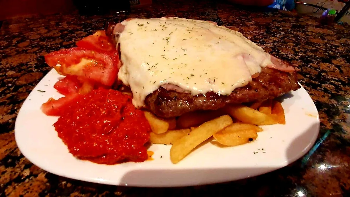 Pljeskavica gazdagon, sültkrumplival