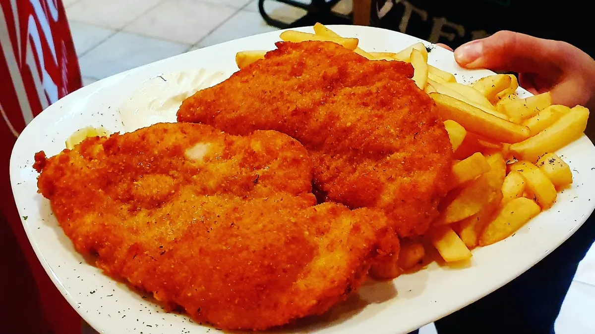 Rántott csirkemellfilé sültkrumplival