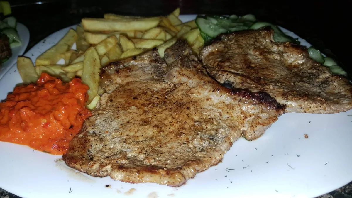 Sertéskaraj grillen, hagyma, ajvár, sültkrumplival