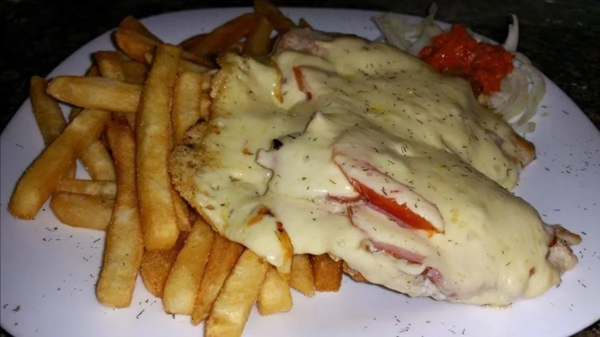 sonkás mozzarellás csirkemell paradicsomkarikával kemencében sütve sültkrumpliva