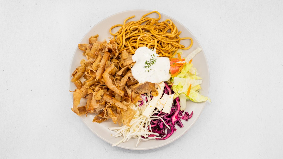 19. Kebab s nudlemi, salát