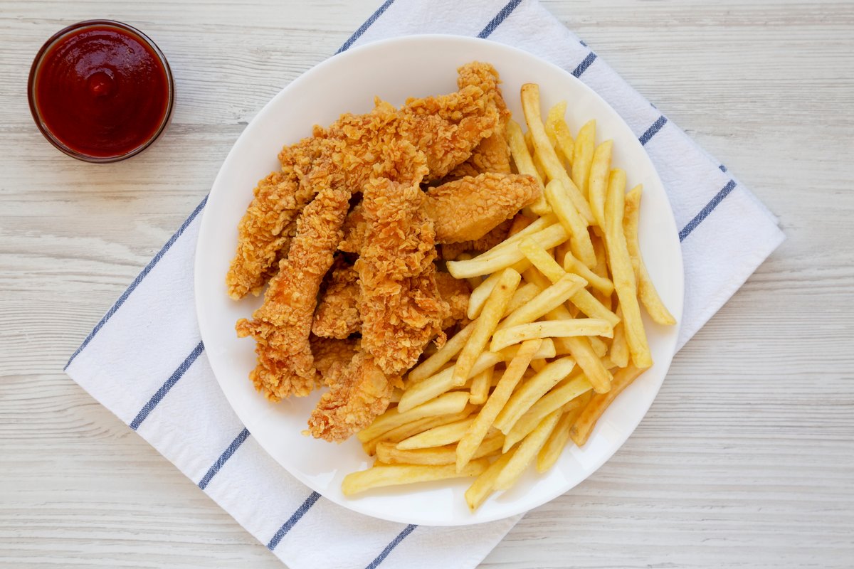8. Kuřecí stripsy s hranolky, salát