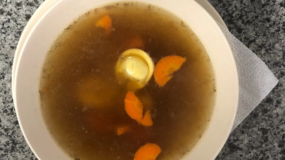 Húsleves tortellinivel