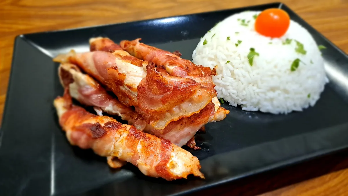 Baconbe tekert  csirkemell csíkok választható körettel
