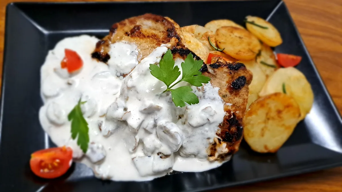 Csirkemell steak tejszínes gombaraguval