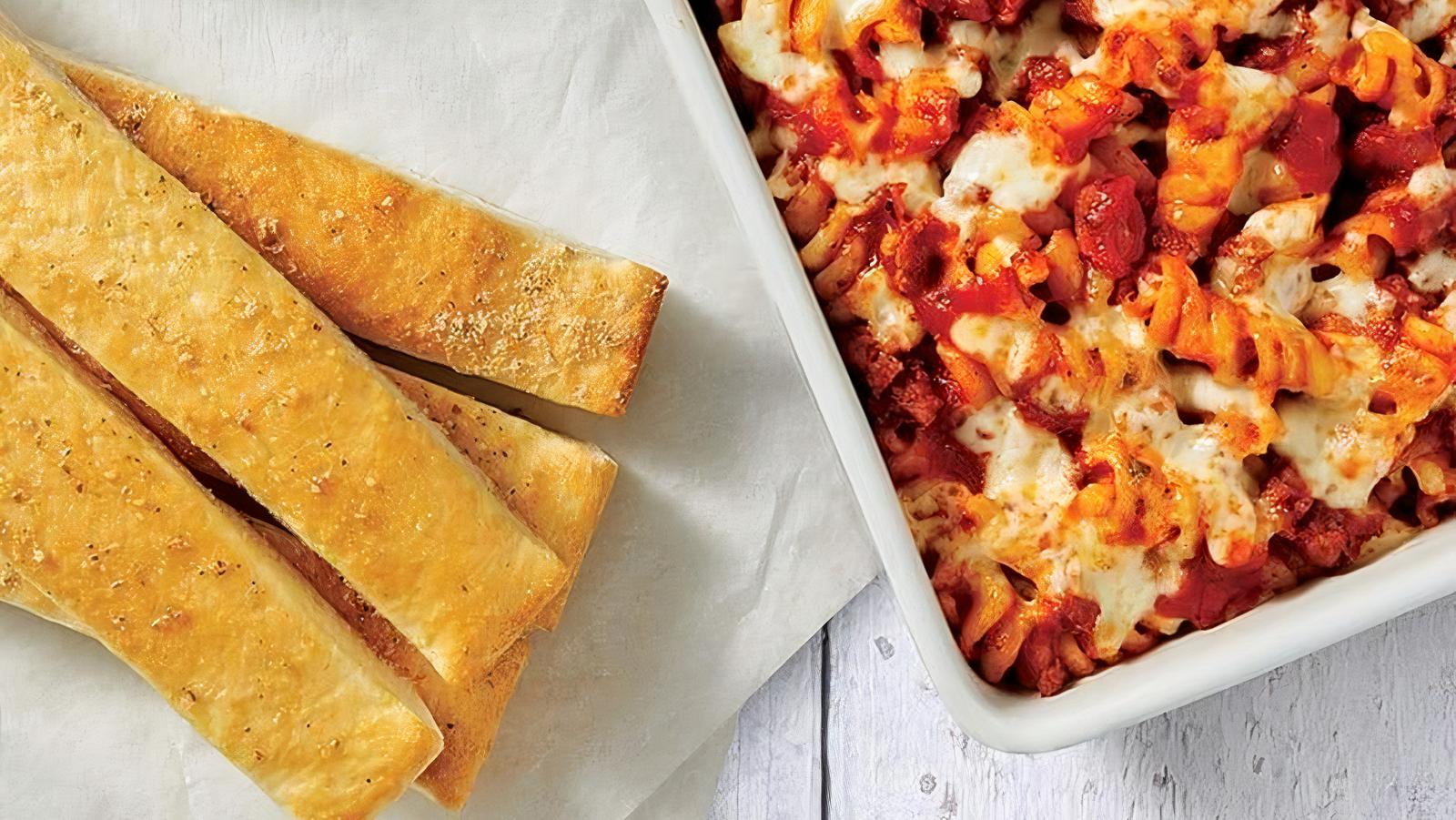 Regular Meaty Marinara with Breadsticks