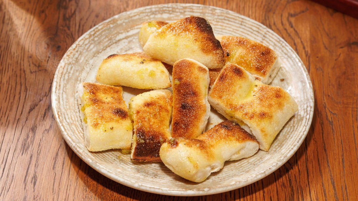 Pizza pe vatra cu usturoi