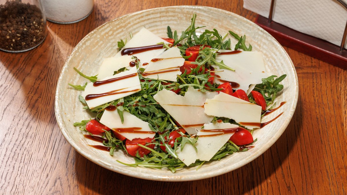 Salata rucola cu rosii cherry,parmezan si balsamico