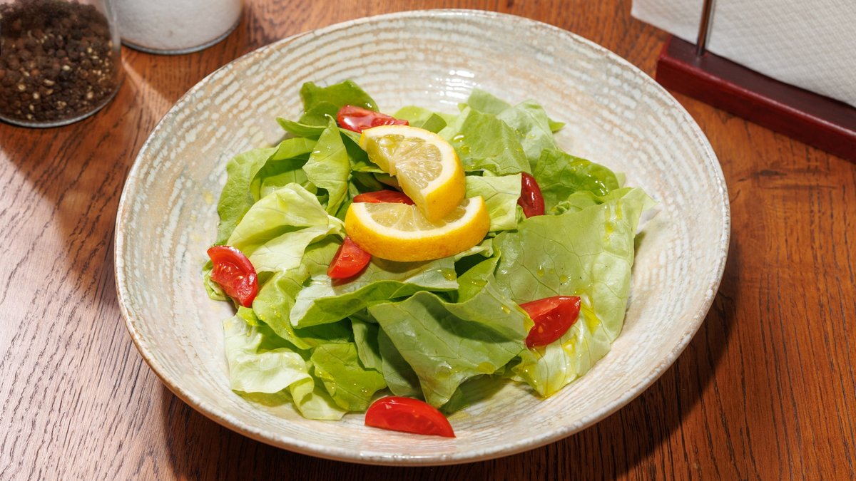 Salata verde cu rosii cherry si ceapa verde