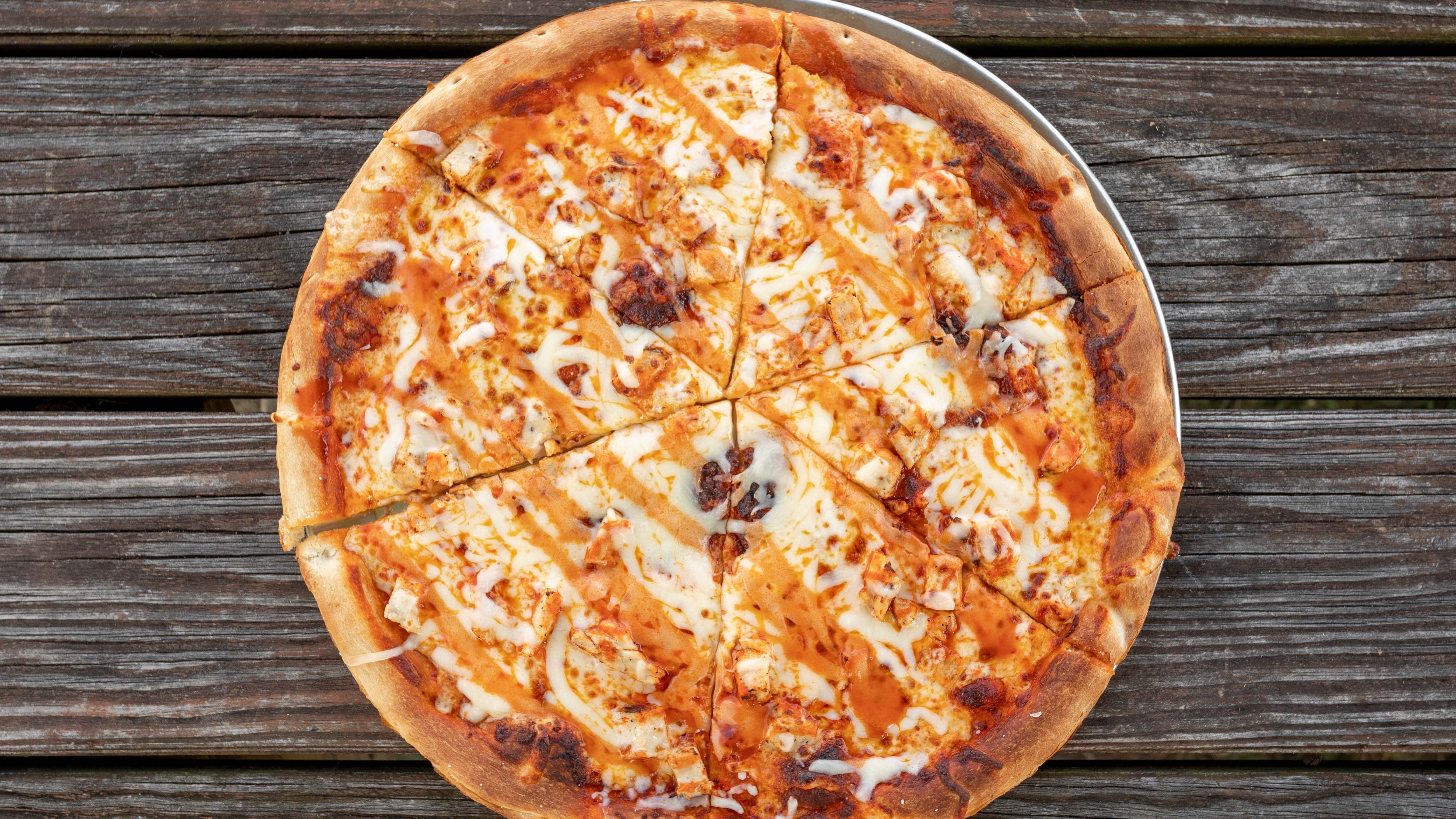 Buffalo Chicken Pizza (Halal)