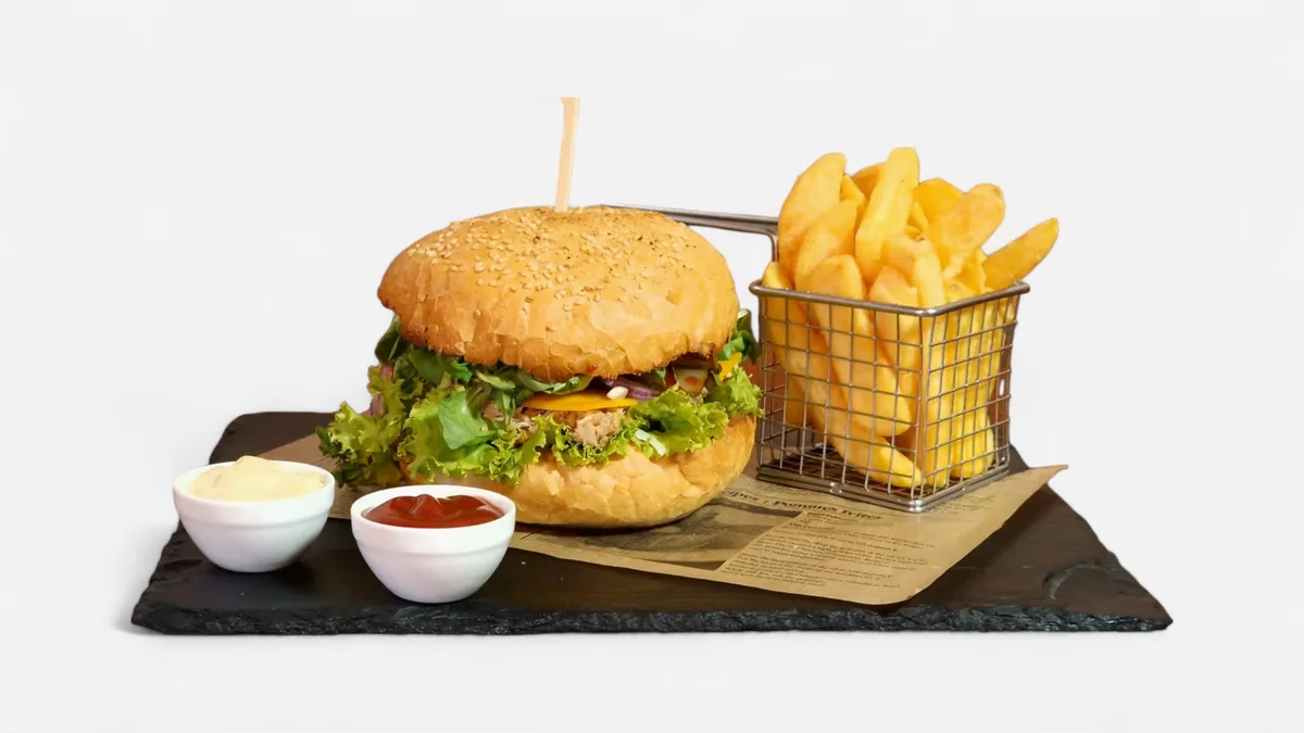Hamburger s trhaným hovädzím mäsom