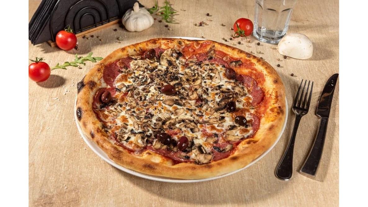 Pizza salami funghi
