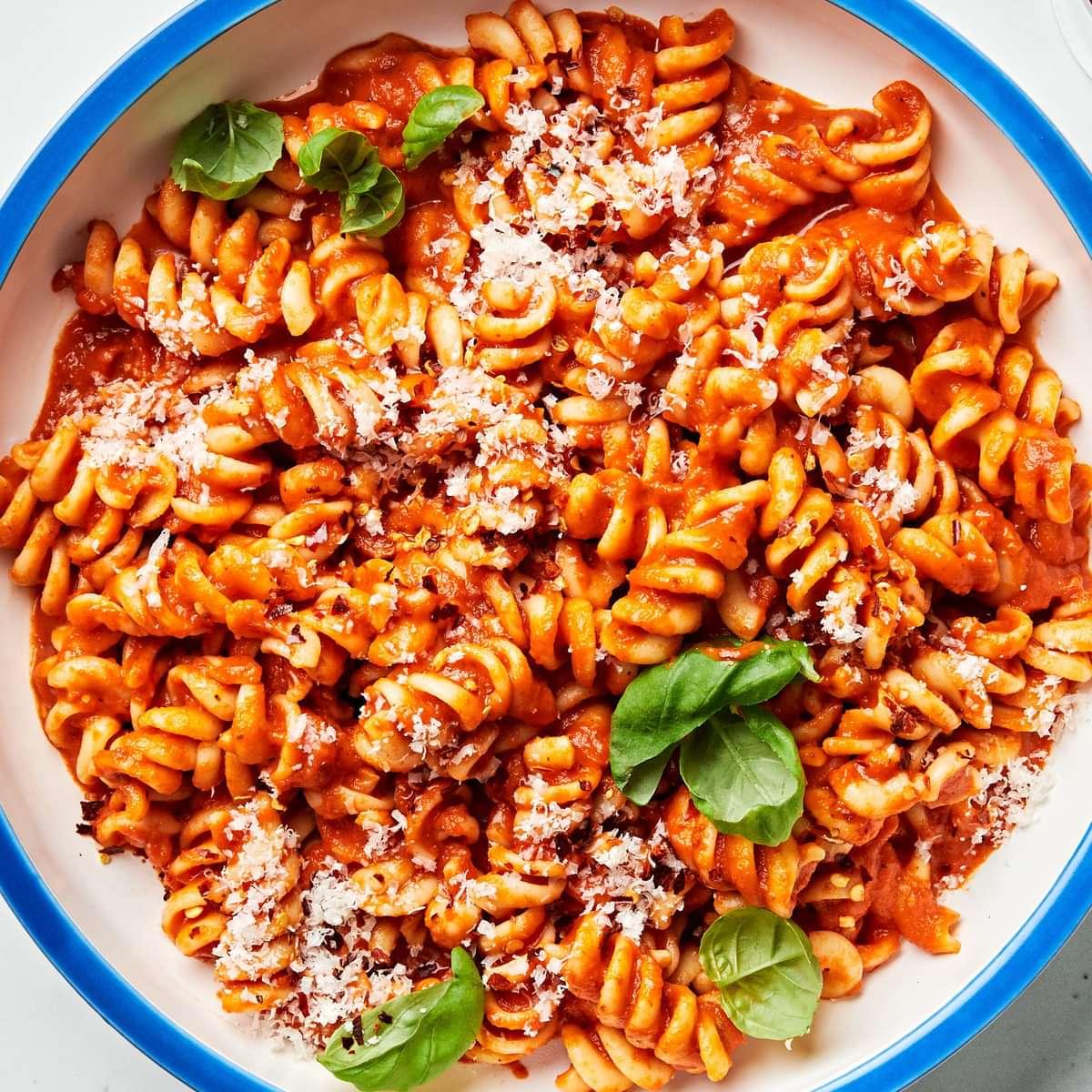 Rossa Sauce and Fusilli Chicken Pasta