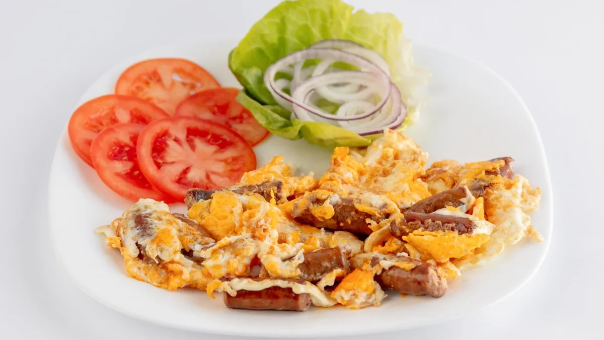 Omlet sa kobasicama
