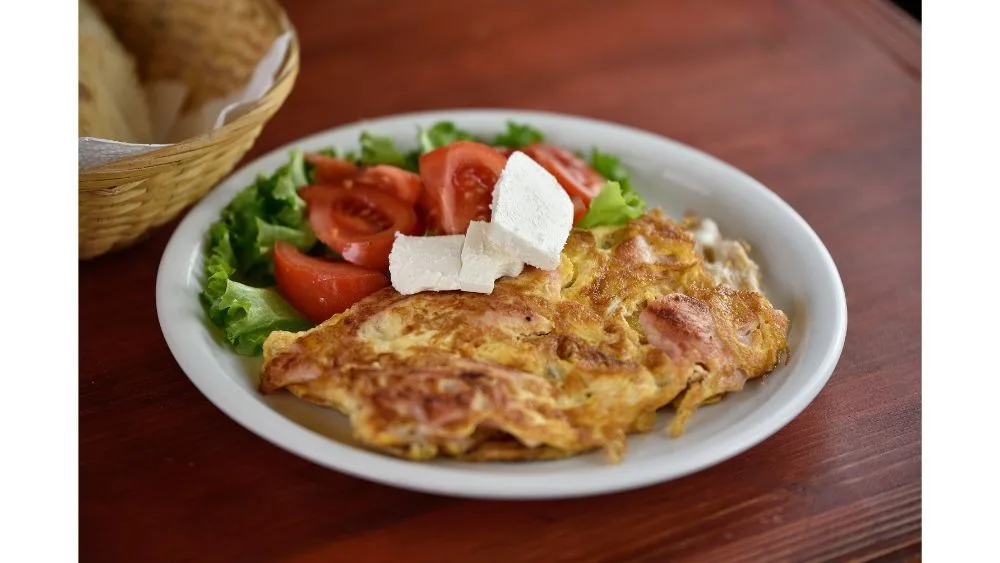 Omlet sa pečenicom