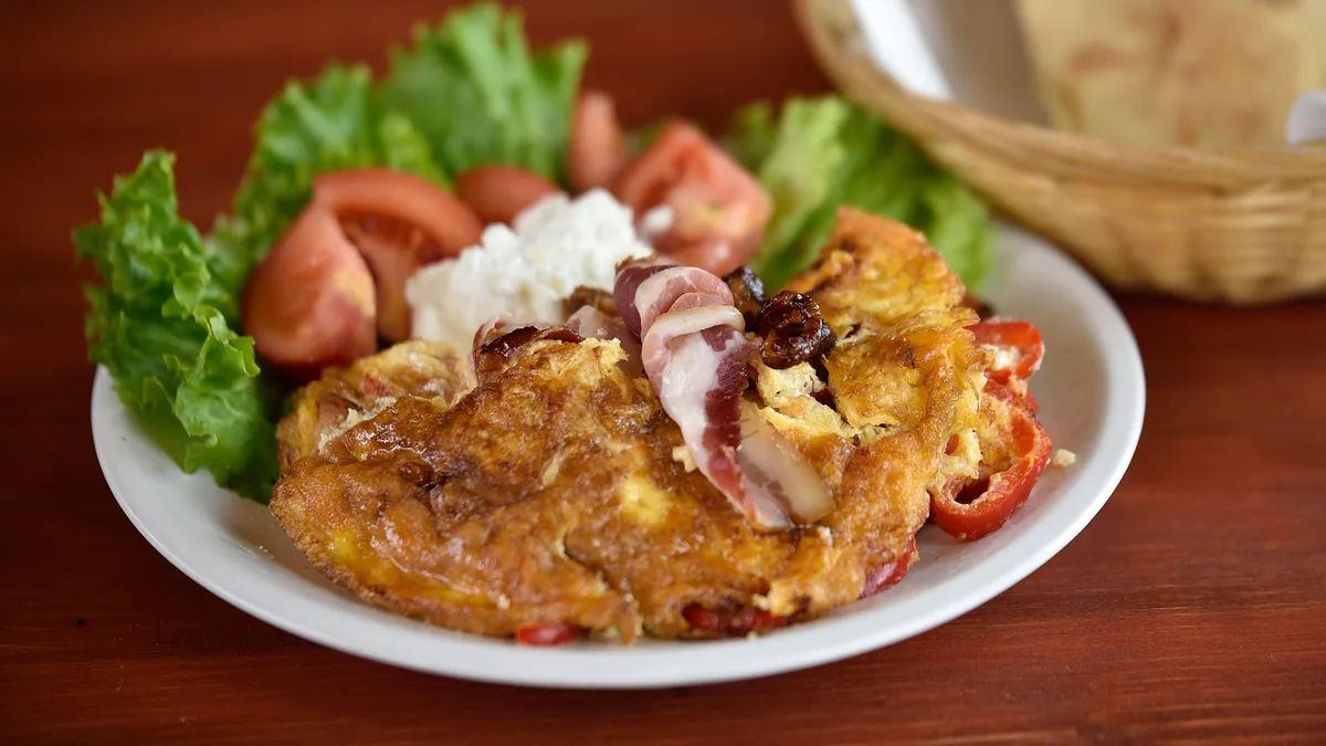 Omlet sa slaninom i paprikama