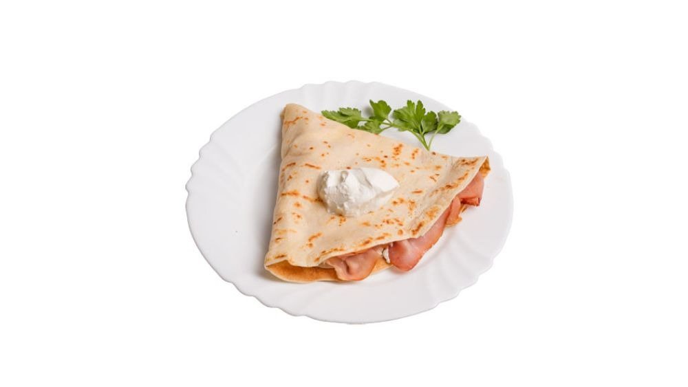 Palačinka sa pečenicom, kačkavaljem, pavlakom i kiselim krastavcima