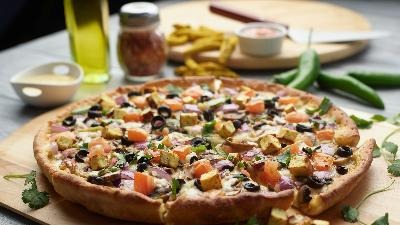 Curry Paneer Pizza Twist