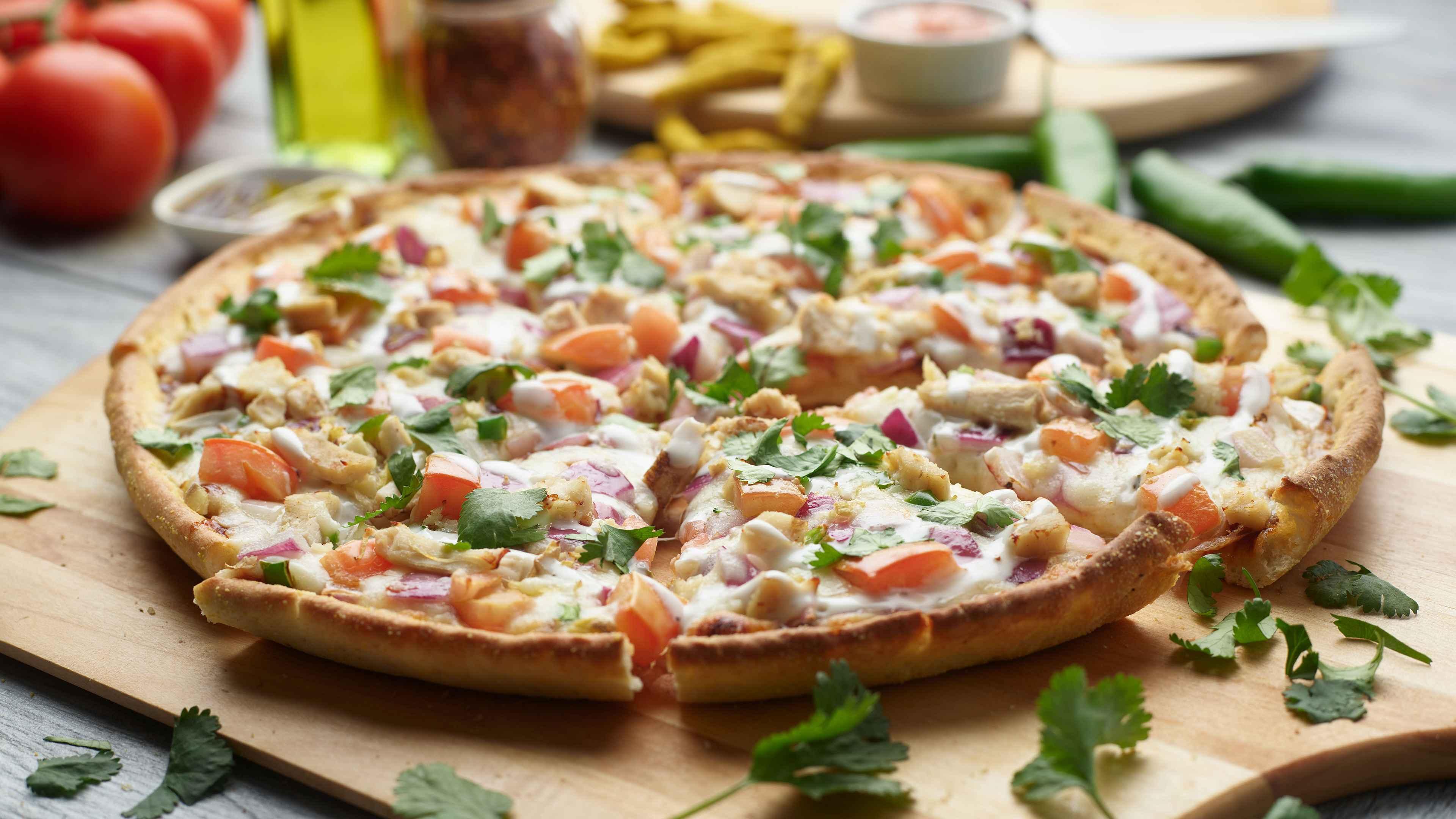 Halal Bombay Garlic Chicken Pizza Twist