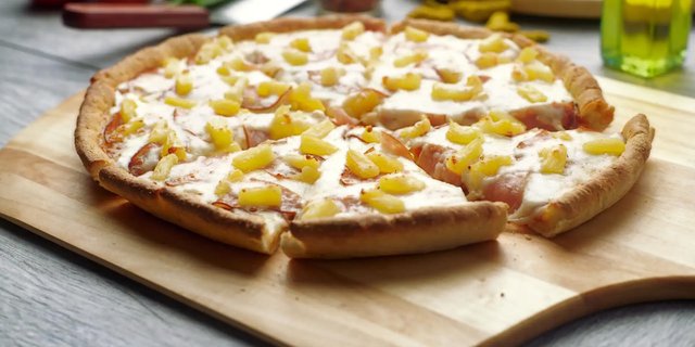 Hawaiian Naan Pizza