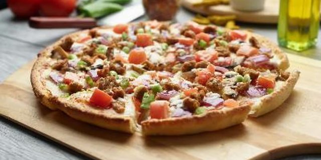 Italian Garlic Chicken Naan Pizza