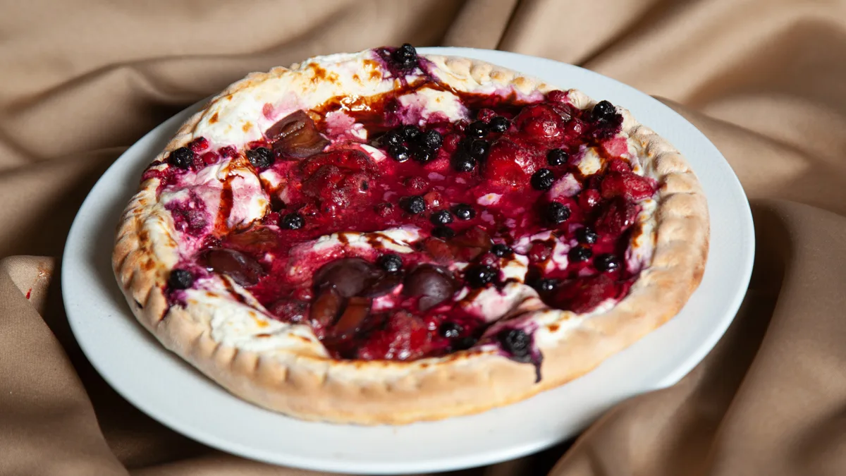 Şirin Qilə Meyvəli Pizza