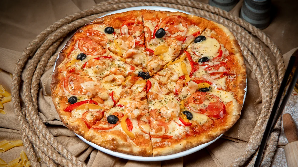 Qarışıq Dəniz Məhsulları ilə Pizza
