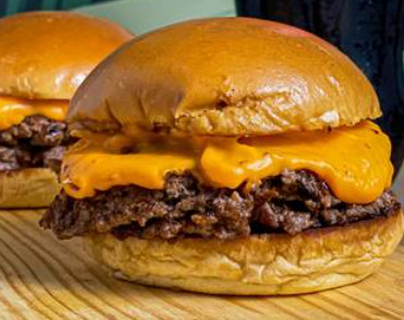 Duplo cheddar: 2 hambúrguer sabor picanha e cheddar em dobro.