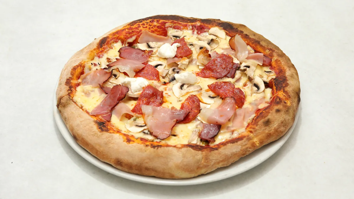 Amareto Pizza + Coca-Cola 0,33 l gratis