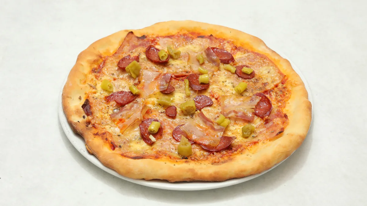 Bećarska Pizza + Coca-Cola 0,33 l gratis