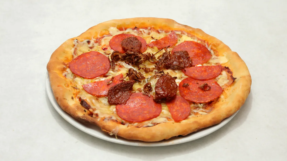 Karamelizirani Luk Pizza + Coca-Cola 0,33 l gratis