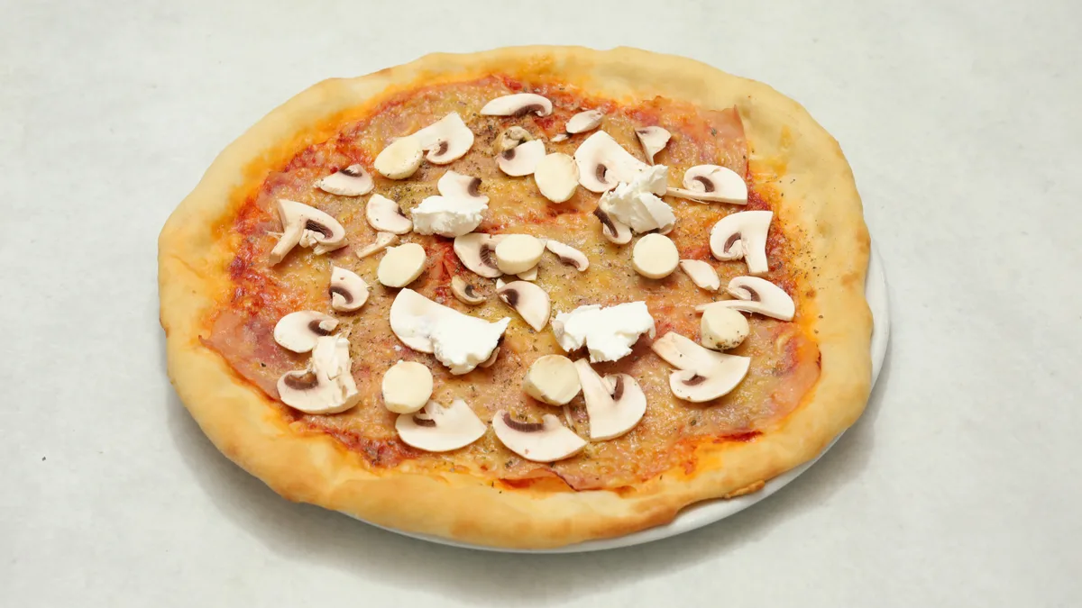 Napolitana Pizza + Coca-Cola 0,33 l gratis