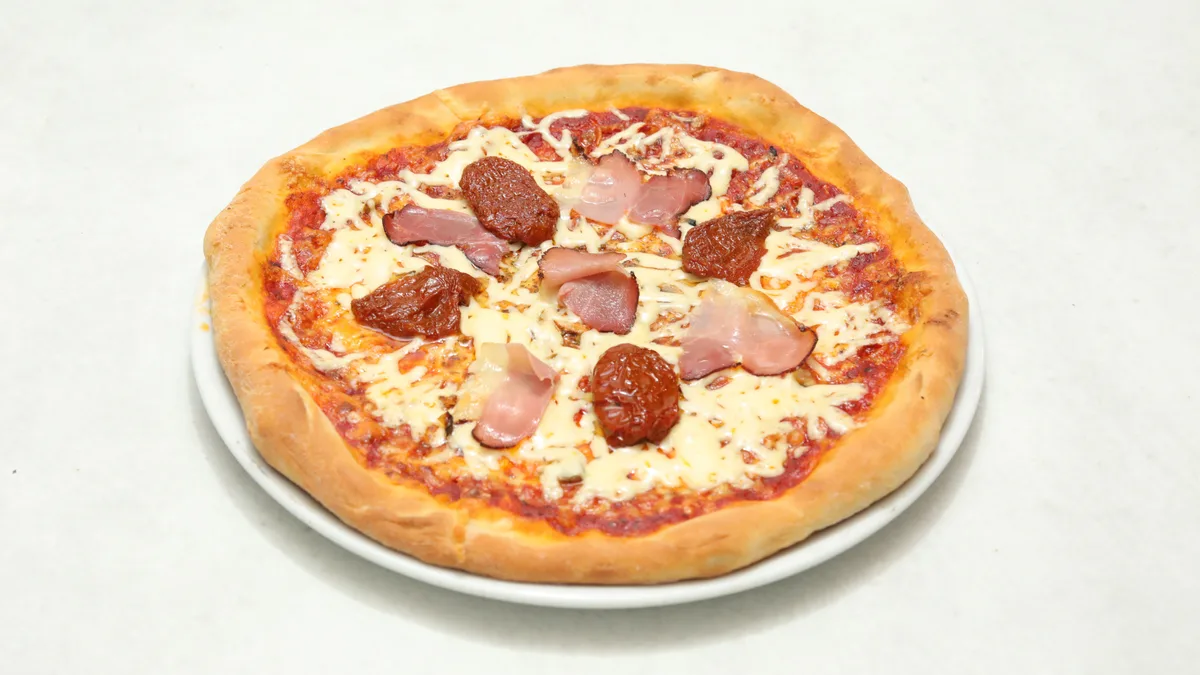 Pršut Pizza + Coca-Cola 0,33 l gratis