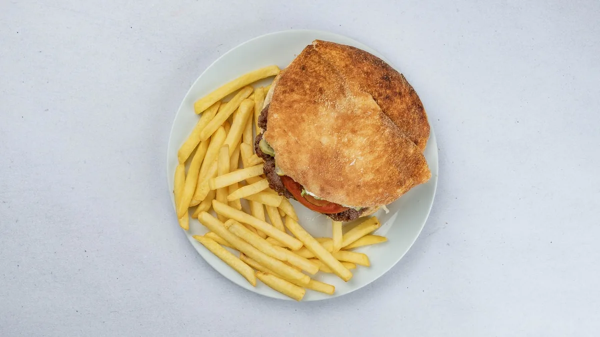 Cheeseburger s pommes fritesom