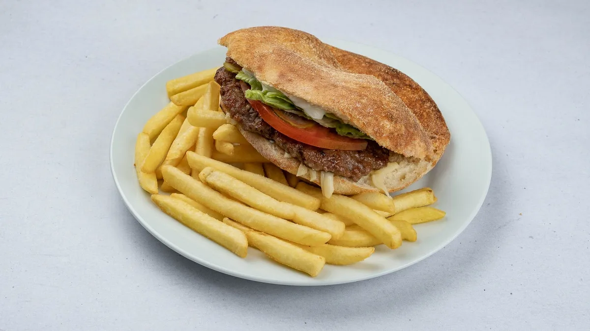 Hamburger s pommes fritesom